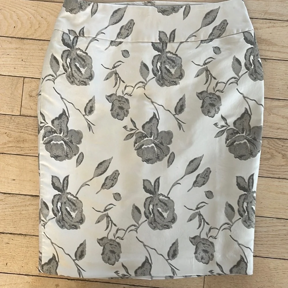 RW&CO. Fully lined lightweight silver grey and black floral pencil skirt SIZE 6 - Picture 1 of 6